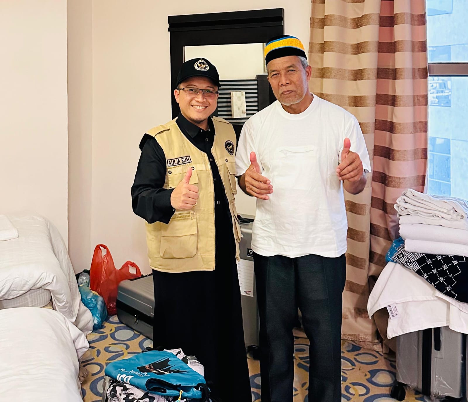 Pak Dasman bersama Pembimbing Haji Tanah Datar